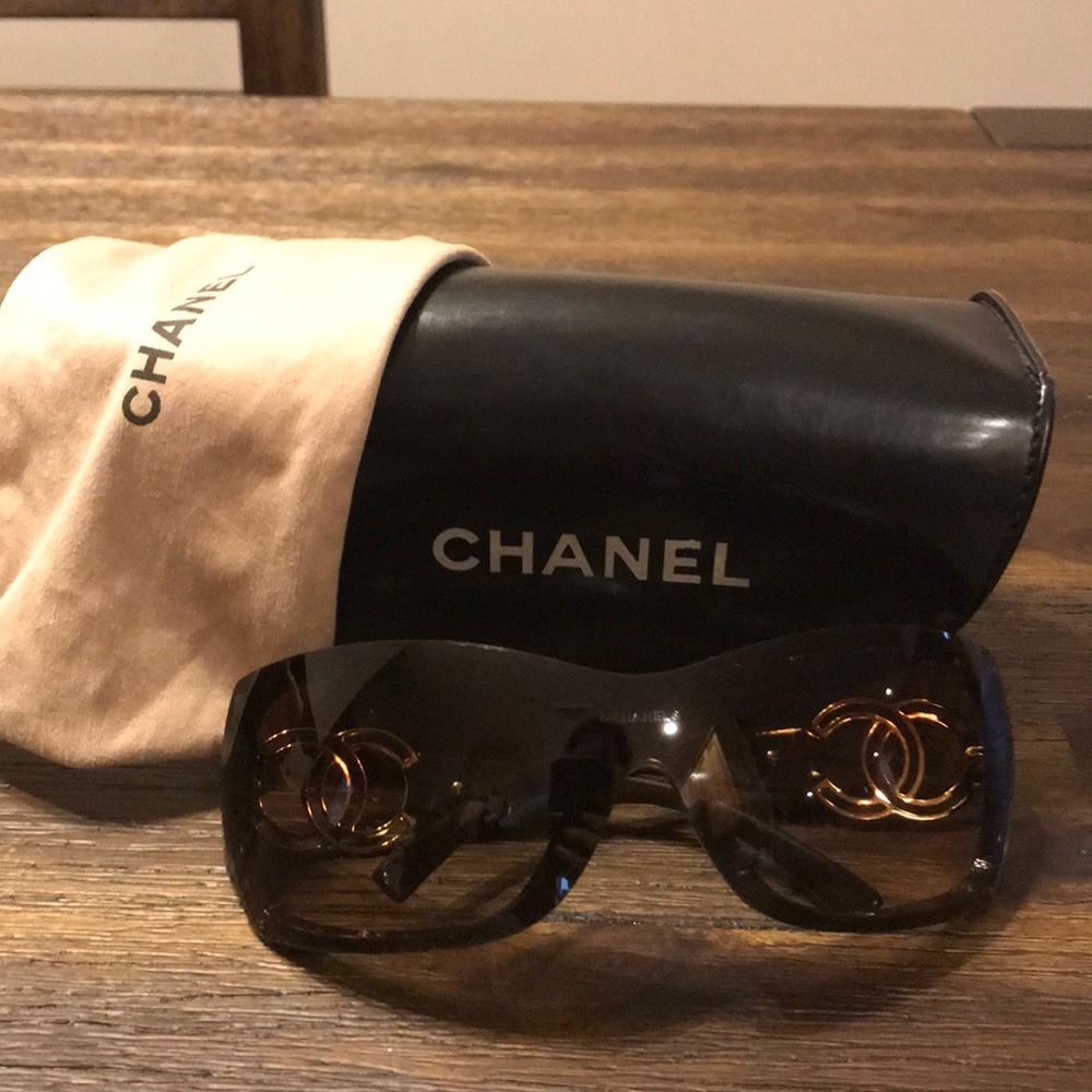 CHANEL suglasses